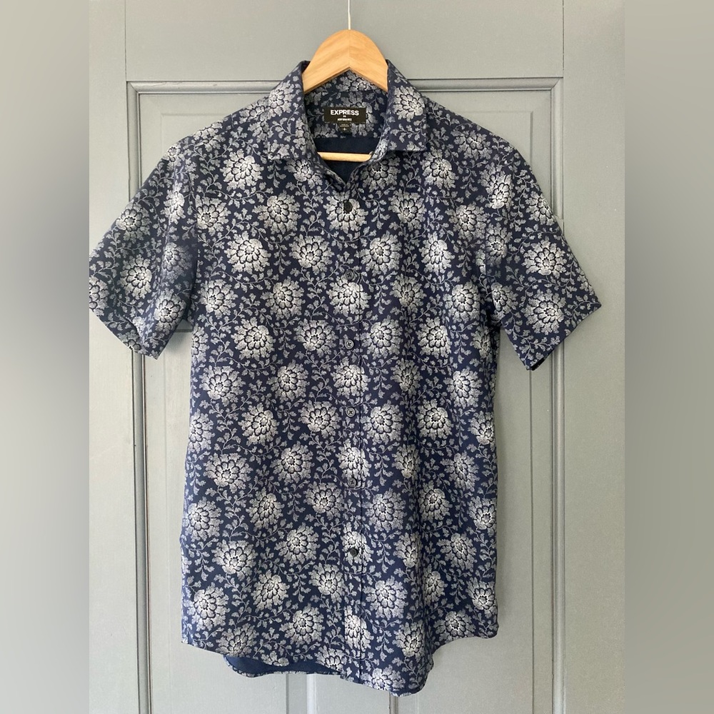 Express men’s small performance short sleeve button down
